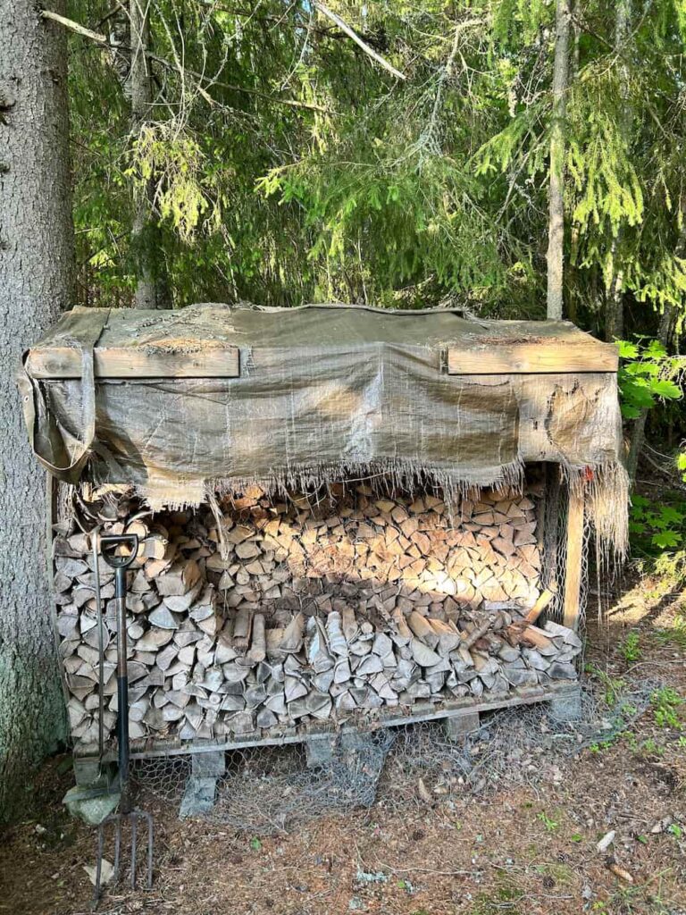 サウナ小屋で使い放題だった白樺の薪