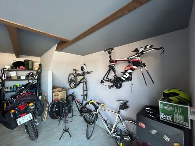 自転車を壁掛けしてスペースを有効活用 ～cycleガレージライフ～ | DI